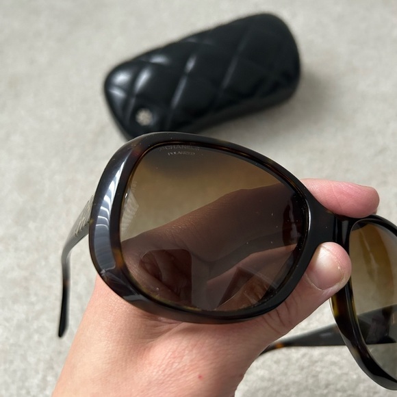 Elegant Black Sunglasses - Picture 12 of 15